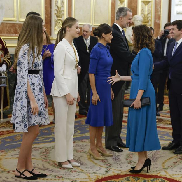 Ayuso, de azul, saluda a la reina Letizia.