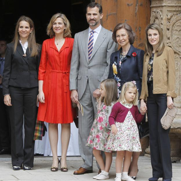 La infanta Elena y Cristina junto a los actuales reyes con sus hijas, Leonor y Sofía, además de la reina emérita. 