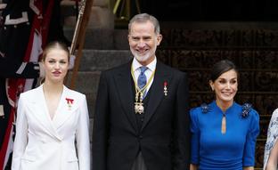 El look de la reina Letizia en la jura de la Constitución de Leonor: recicla uno de sus vestidos más impresionantes de Carolina Herrera