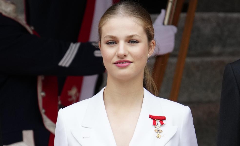 Un traje blanco impecable, el look de la princesa Leonor en la jura de la Constitución: elegante, con cruz histórica y mensaje secreto