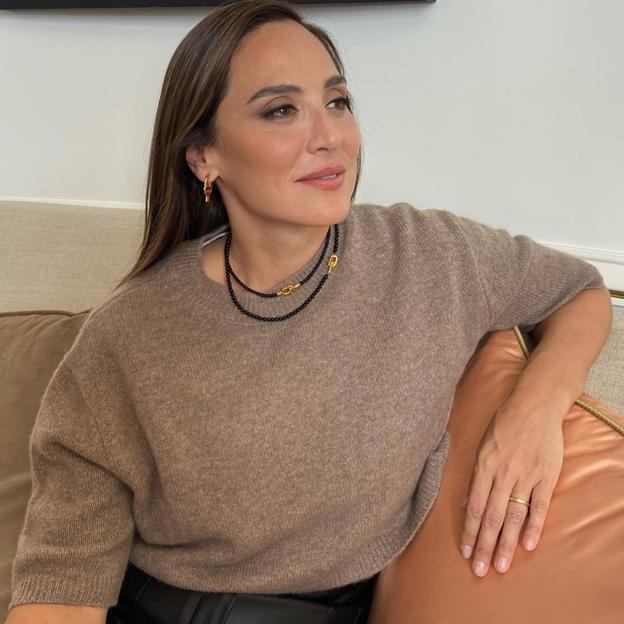 Con jersey de lana: así combina la falda satinada Tamara Falcó para ir elegante en invierno