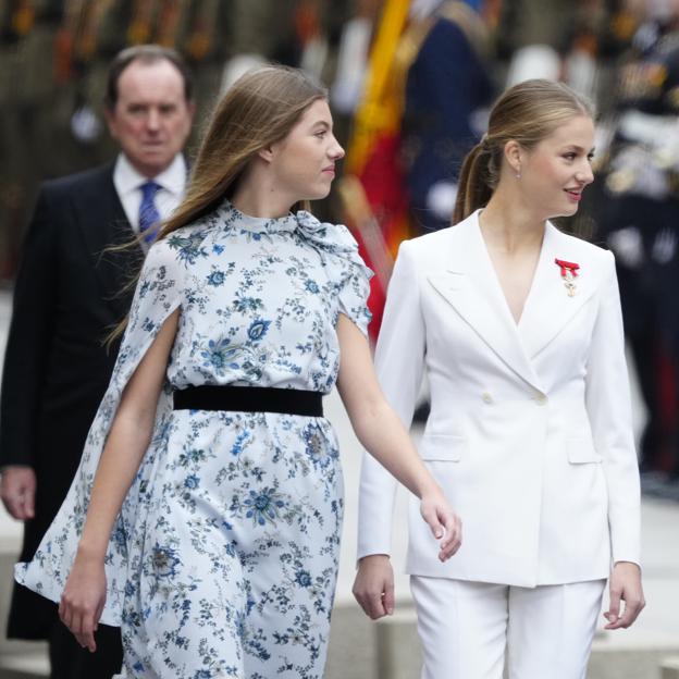 La infanta Sofía alquila un vestido capa estampado en la jura de la Constitución de Leonor