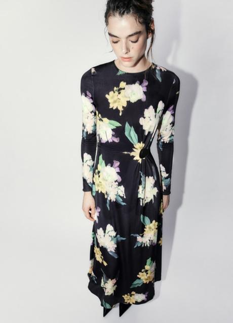 Vestido con estampado de flores de Sfera (35,99 euros)