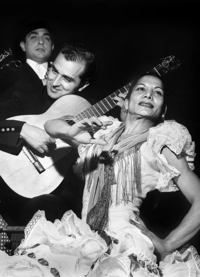Carmen Amaya y su marido, Juan Antonio Agüero, en un ensayo en París/GTRES