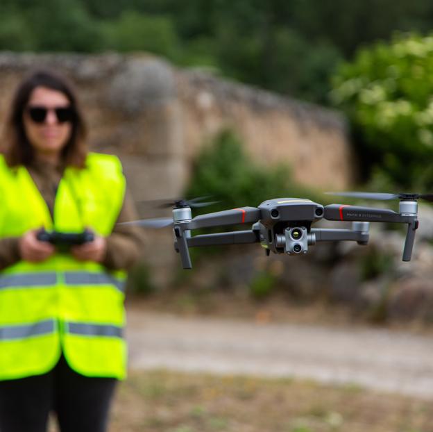 Mujer pilotando un dron