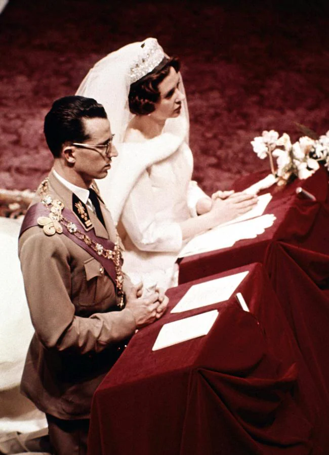 Imagen de la boda de Fabiola y Balduino de Bélgica, en la que ella vistió un Balenciaga. / Getty Images