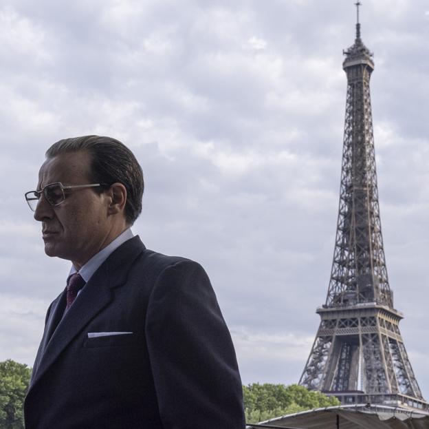 Alberto San Juan como Cristóbal Balenciaga en una imagen del biopic que se estrenará en enero.