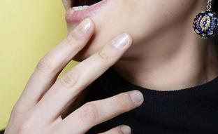 Naked glitter nails, la manicura brillante más viral de Tiktok