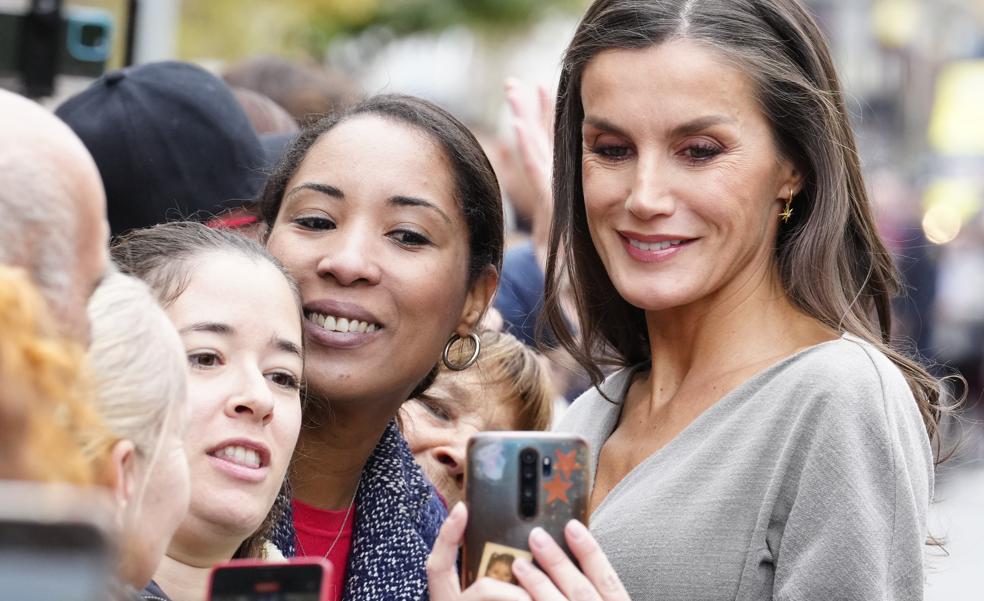 La reina Letizia sorprende en Tudela con un look de diario todoterreno con vestido drapeado y botas negras perfecto para el invierno