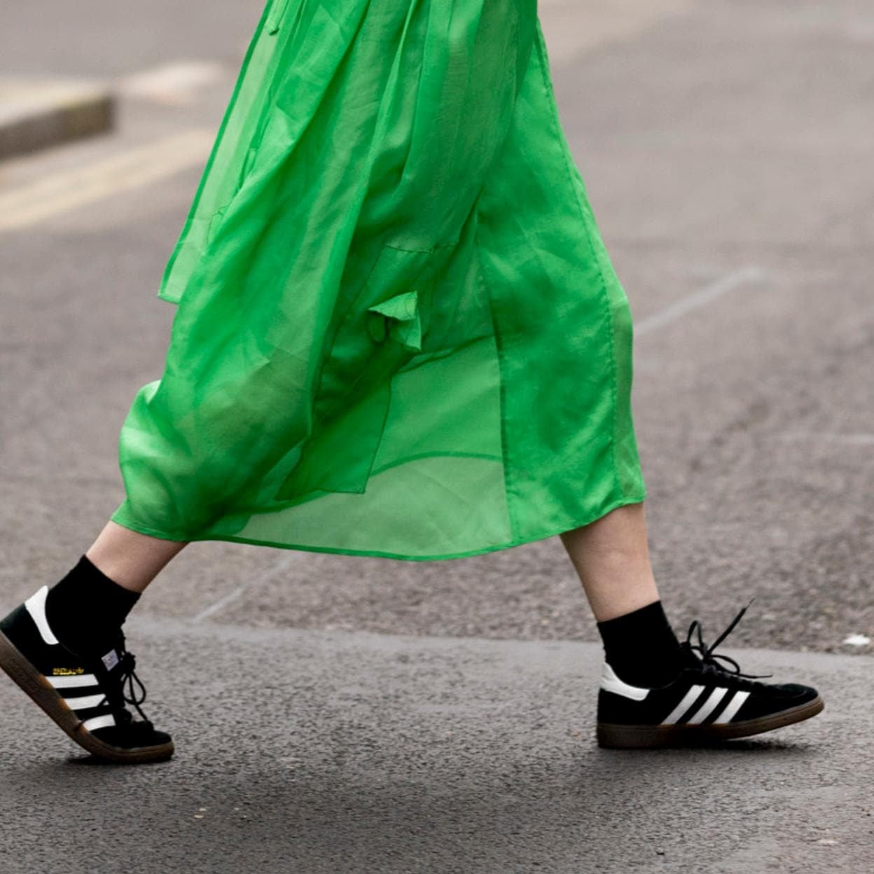 moda: Cómo llevar las zapatillas negras Adidas Samba en primavera