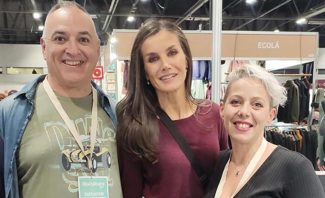 La reina Letizia vuelve al look cómodo de diario en su visita sorpresa a Ifema: sola y en vaqueros