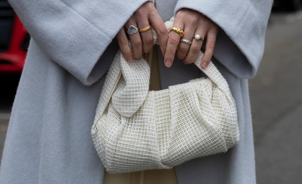 Bolsos blancos: la tendencia viralísima para el invierno y los favoritos de las más elegantes