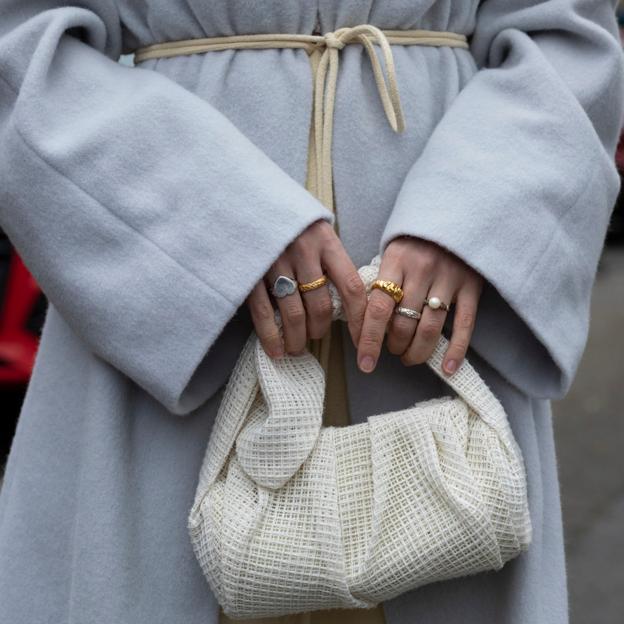 Bolsos blancos: la tendencia viralísima para el invierno y los favoritos de las más elegantes