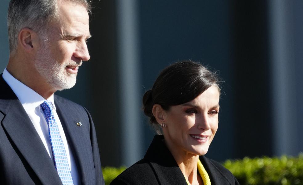 El look de aeropuerto sorpresa de la reina Letizia: se va a Dinamarca con la blazer más original de su armario