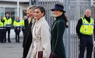 La reina Letizia llega a Copenhague con un look muy elegante: vestido rojo y un abrigo de & Other Stories