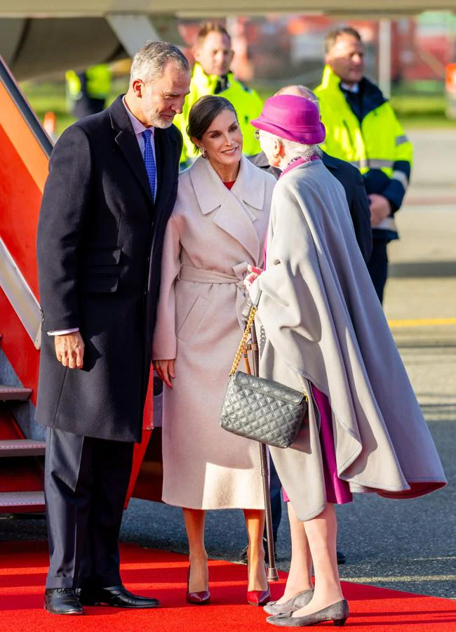 Los reyes recibidos por la reina Margarita a su llegada a Dinamarca. / GTRES