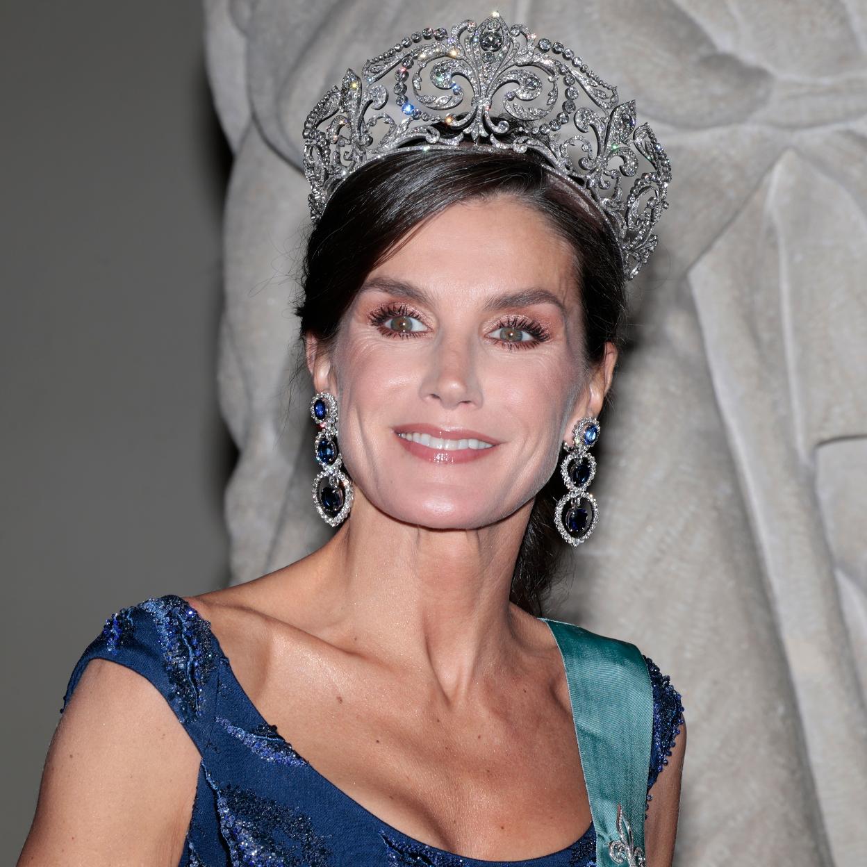 La reina Letizia llevó en la cena de gala que ofreció la reina Margarita de Dinamarca su tiara más importante: la de la Flor de Lis. /GTRES