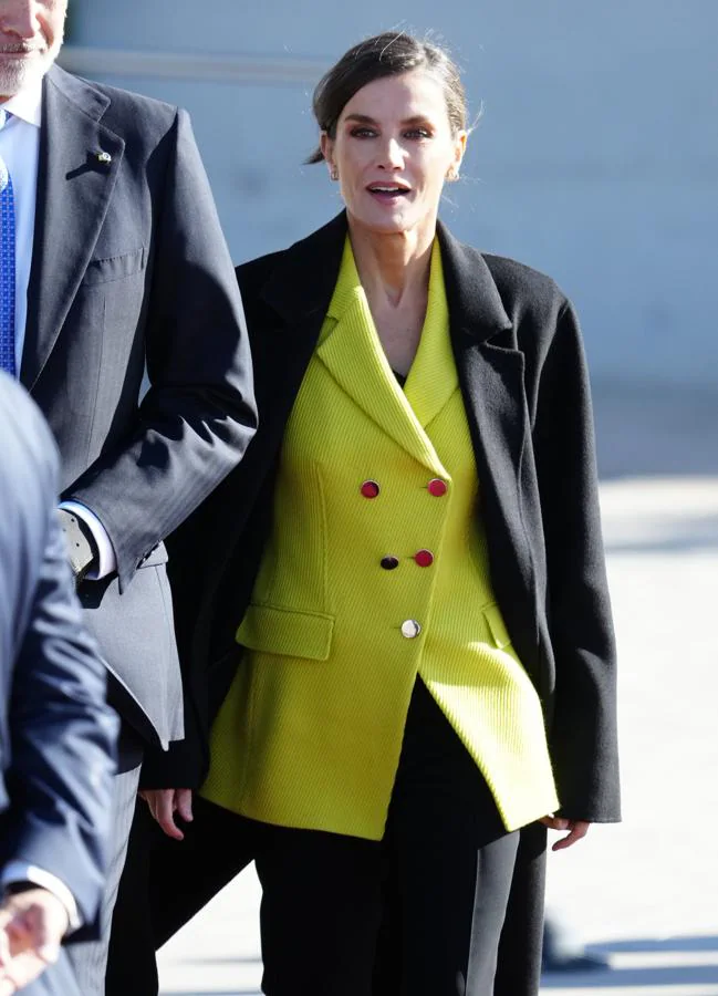 La reina Letizia con una blazer de color lima. / LIMITED PICTURES