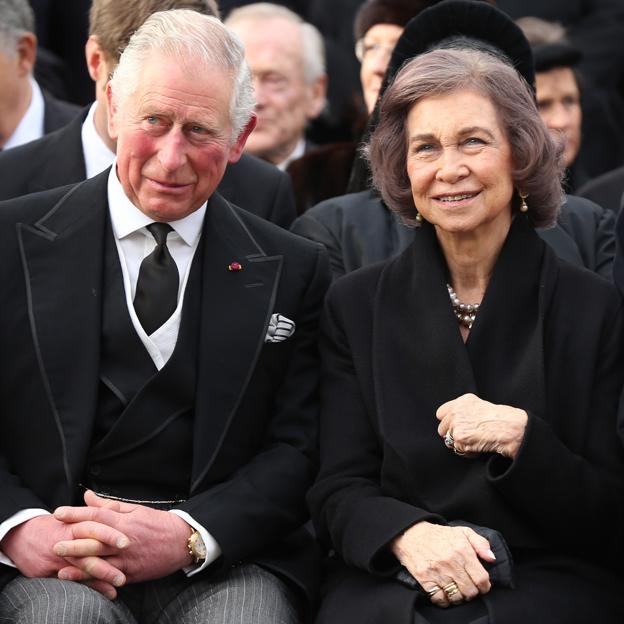 Carlos III de Inglaterra junto a la reina Sofía. /