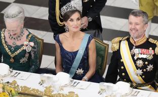 Lo que no se vio de Letizia en la cena de gala de Dinamarca: desmayos, pasodobles y una tiara que no puede salir del país