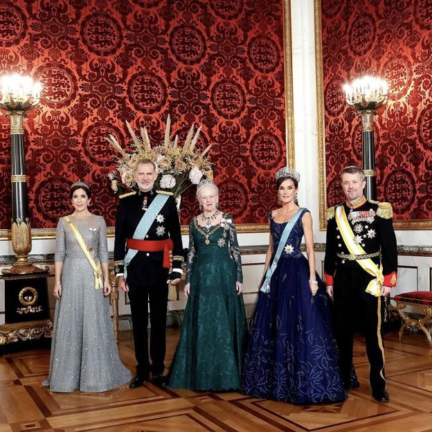 El posado oficial de los anfitriones y los invitados de honor, en la cena de gala del viaje de Estado de los reyes Felipe y Letizia a Dinamarca. 