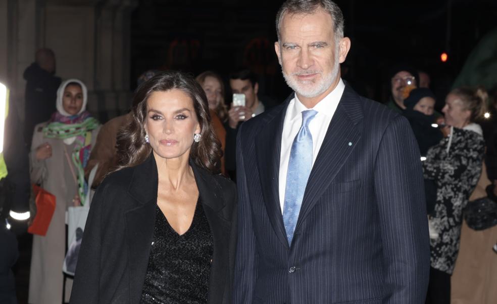 La reina Letizia deslumbra en Dinamarca con un espectacular vestido negro de lentejuelas