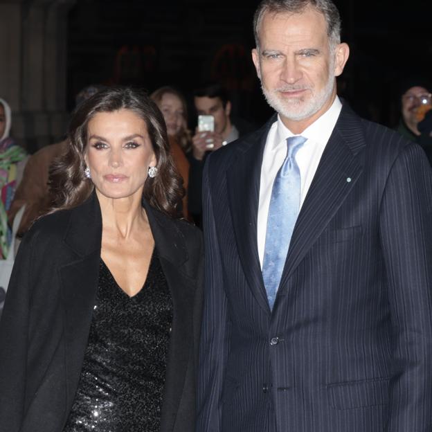 La reina Letizia deslumbra en Dinamarca con un espectacular vestido negro de lentejuelas