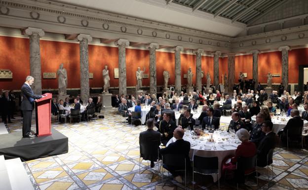 El momento en el que el rey Felipe VI se dirigió a los invitados a la cena que ofreció en honor de la familia real danesa, en la gliptoteca de Copenhague. 