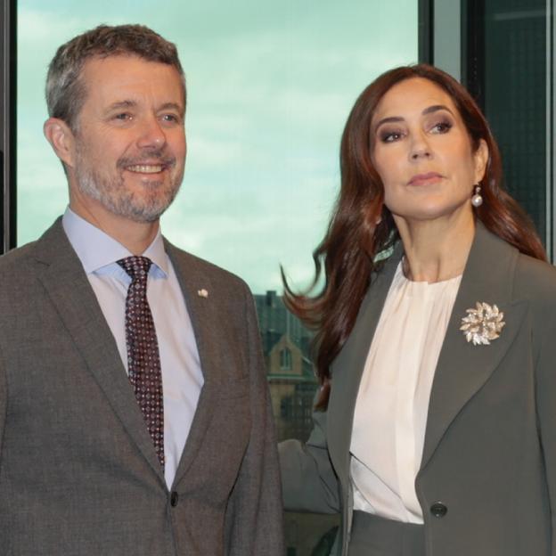 El look con mensaje oculto de Mary de Dinamarca: el collar con el que muestra su apoyo al príncipe Federico