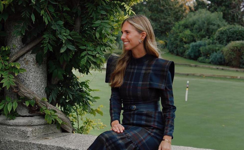 Este es el vestido made in Spain más abrigado y sofisticado para las invitadas a bautizos en invierno