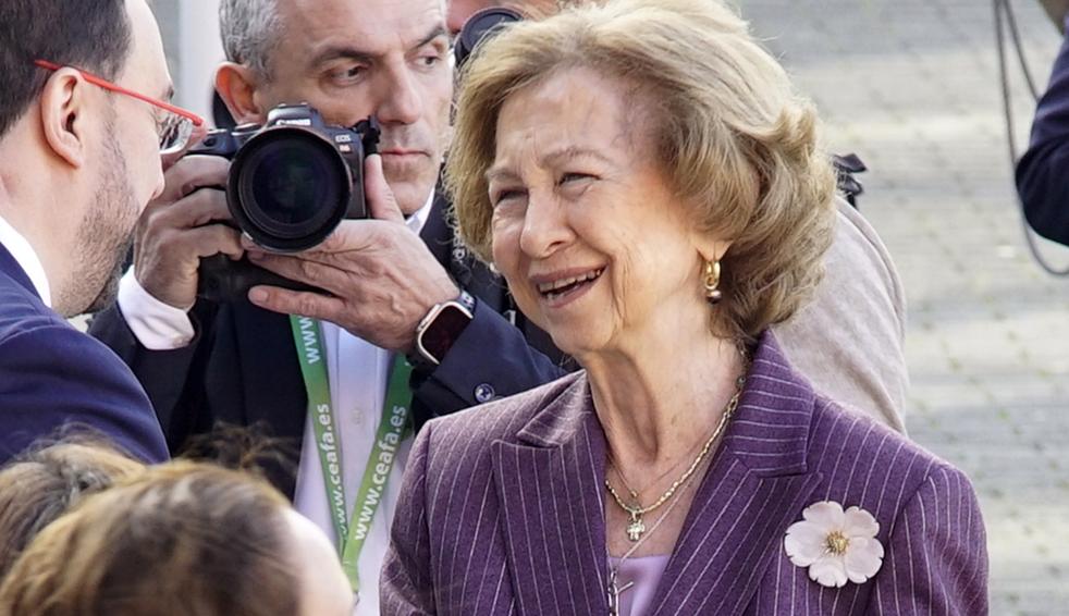 La reina Sofía reaparece tras el cumpleaños de Leonor con un inesperado look: así es el traje de rayas con el que ha sorprendido