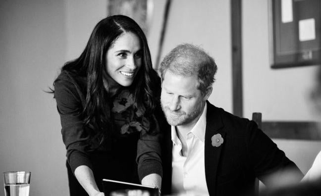 Los Sussex contra los reyes por una amapola: así quieren ganar Harry y Meghan a Carlos y Camilla