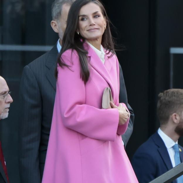 Bimba y Lola tiene un clon (y rebajado) del abrigo rosa que lució Letizia en su viaje polémico a Dinamarca