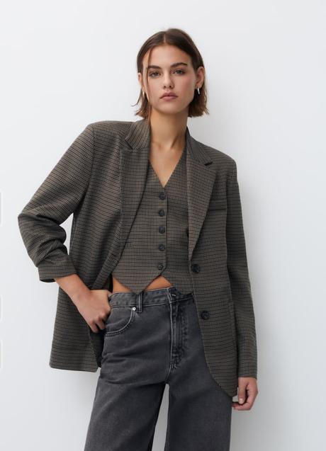 Blazer de cuadros de Pull & Bear (39,99 euros)