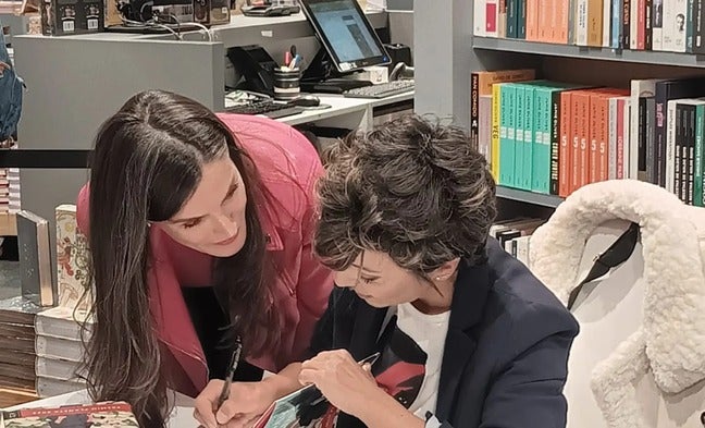 La visita sorpresa de la reina Letizia para apoyar a su amiga Sonsoles Ónega en El Corte Inglés de Callao: lágrimas, emoción y un cariño incondicional