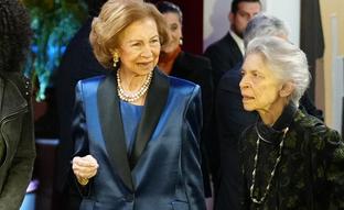 La reina Sofía arrasa junto a Irene de Grecia con un elegante traje de chaqueta con brillos en los Premios BMW de Pintura