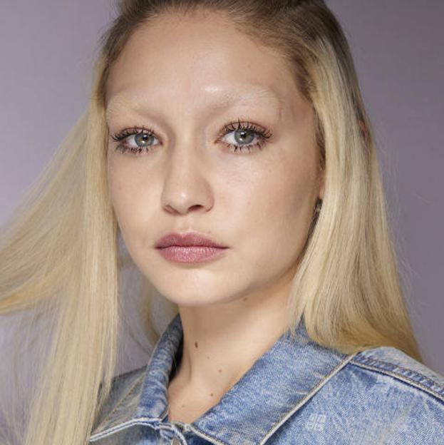 Cejas decoloradas, la tendencia beauty que está causando sensación entre las famosas