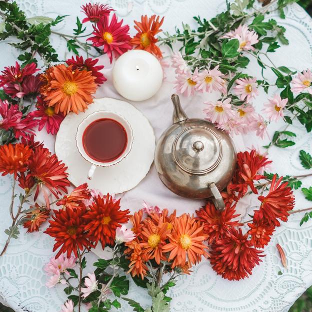 Taza de té con flores y velas