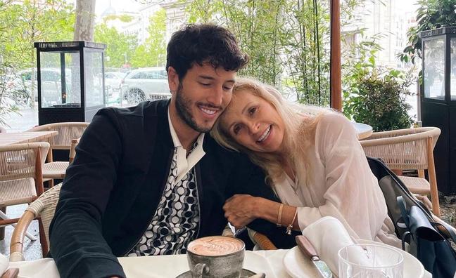 Las tragedias personales de Sebastian Yatra: un secuestro en su familia, un huida del peligro y unos hermanos que lo adoran