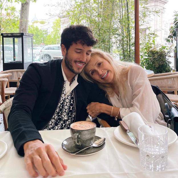 Las tragedias personales de Sebastian Yatra: un secuestro en su familia, un huida del peligro y unos hermanos que lo adoran