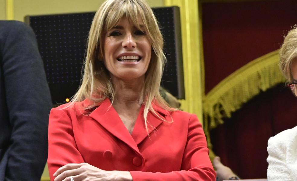 Begoña Gómez arrasa en el debate de investidura de Pedro Sánchez con el traje que le ha copiado a la reina Letizia