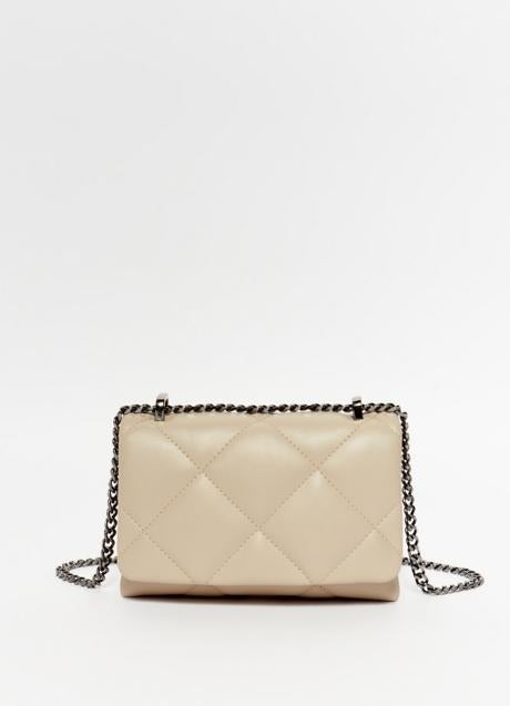 Bolso acolchado de color beige de Sfera (14,99 euros)