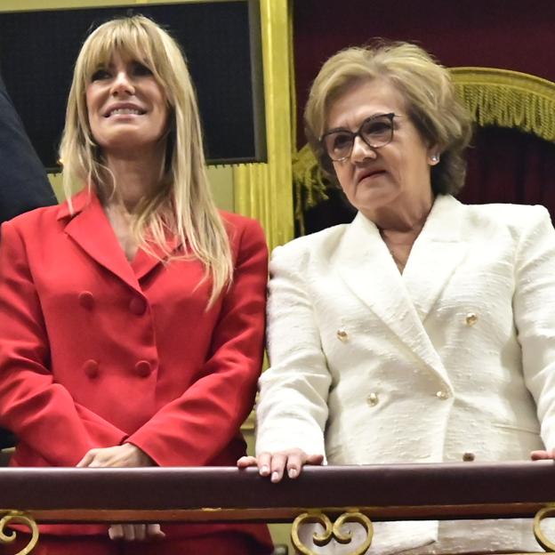 Pedro Sánchez invita a su madre al debate de investidura: así fue el paso de Magdalena Pérez-Castejón y Begoña Gómez por la grada fan del candidato