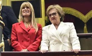 Pedro Sánchez invita a su madre al debate de investidura: así fue el paso de Magdalena Pérez-Castejón y Begoña Gómez por la grada fan del candidato