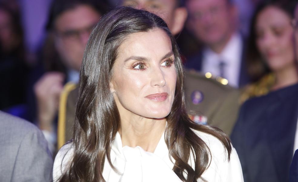 La reina Letizia y el look de diario todoterreno que vas a querer copiar: pantalones verdes que estilizan y la blusa blanca más elegante