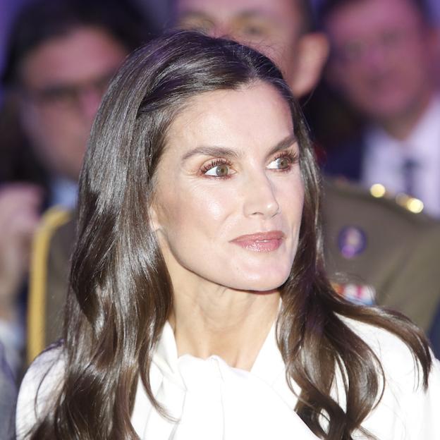 La reina Letizia con una blusa blanca.