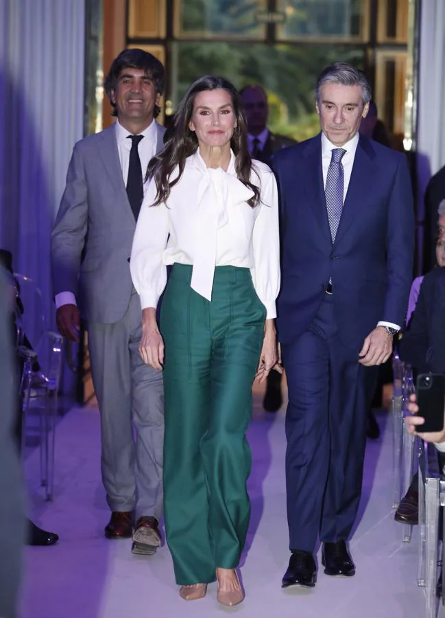 La reina Letizia con un look con pantalones verdes. / LIMITED PICTURES