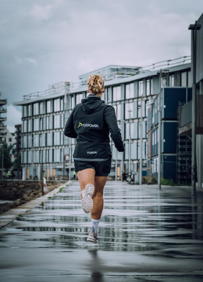 Mujer haciendo running en invierno. / UNPLASH