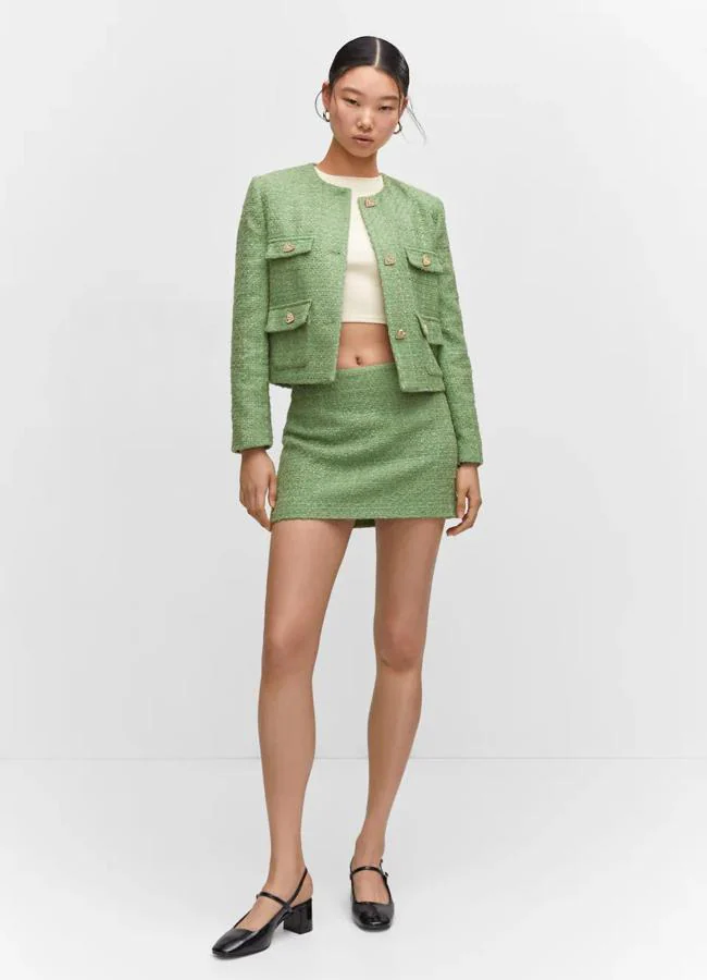 Traje verde de tweed de Mango, chaqueta 59,99 euros y falda 29,99 euros.