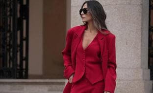 Trajes rojos para llevar el look tendencia más favorecedor de la temporada
